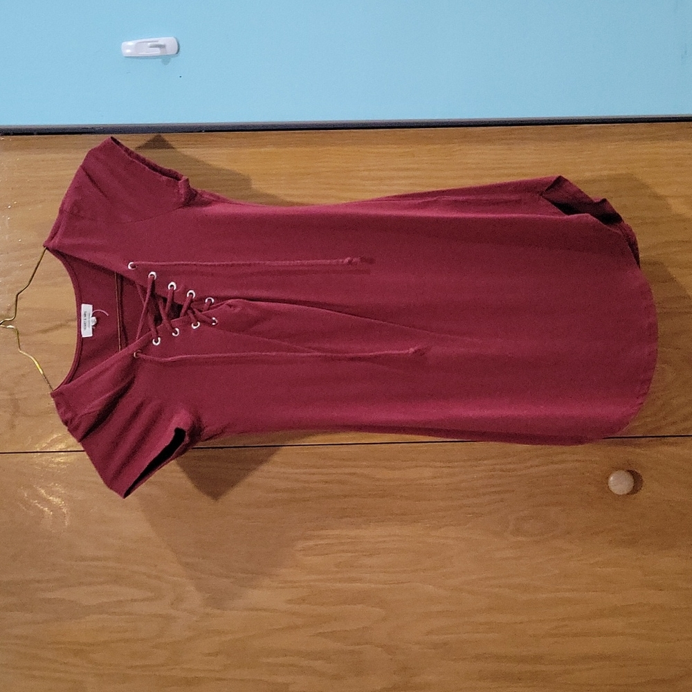 Small Maroon dress shoelace on front